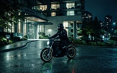 Vigilante em moto elétrica silenciosa patrulhando condomínio à noite