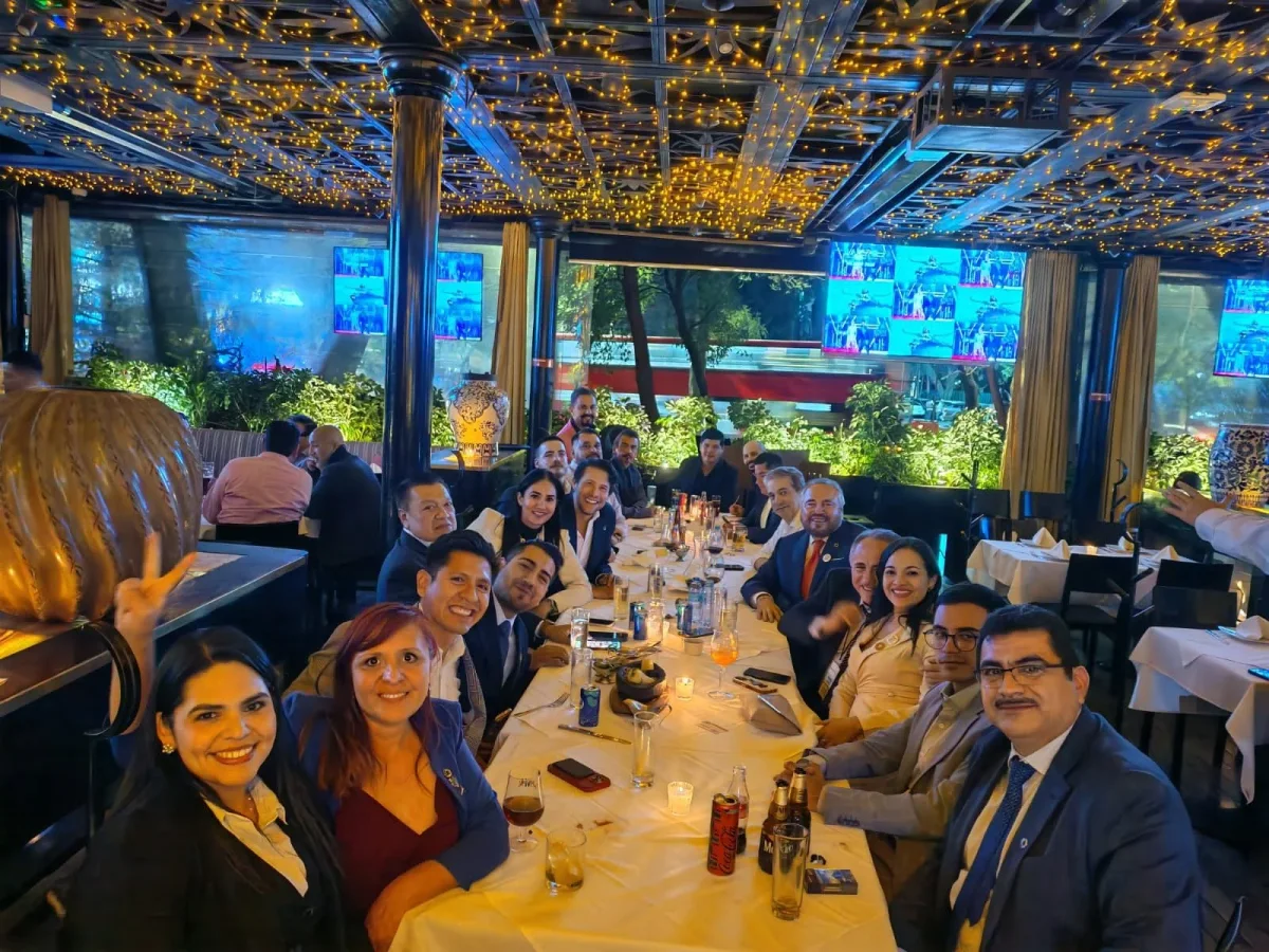 Una mesa de participantes en un encuentro presencial Meet & Wine de Mekanexia