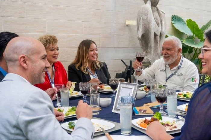 Participantes conversando durante un Meet & Wine de Mekanexia