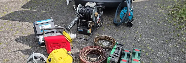Arbeitsfoto: Einsatz mit Reinigungsspirale in einer Abwasserleitung