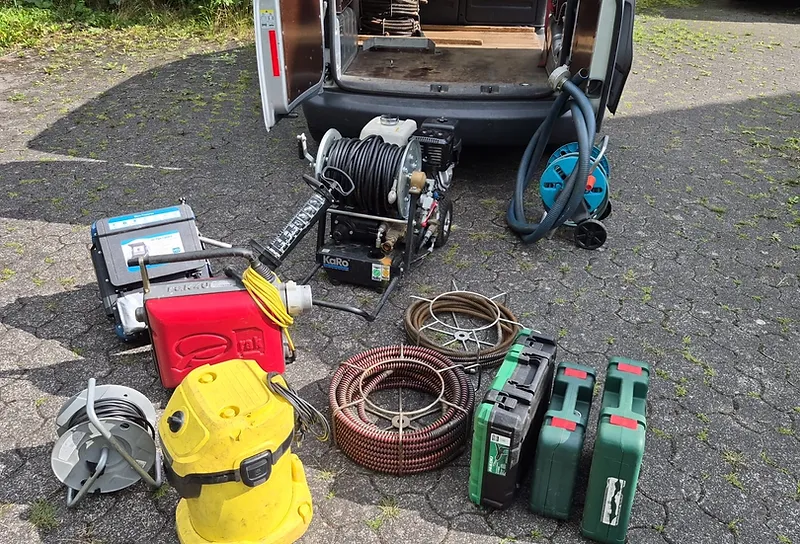 Arbeitsfoto: Einsatz mit Reinigungsspirale in einer Abwasserleitung