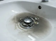 Waschbecken in Bonner Altbau – vor der Reinigung