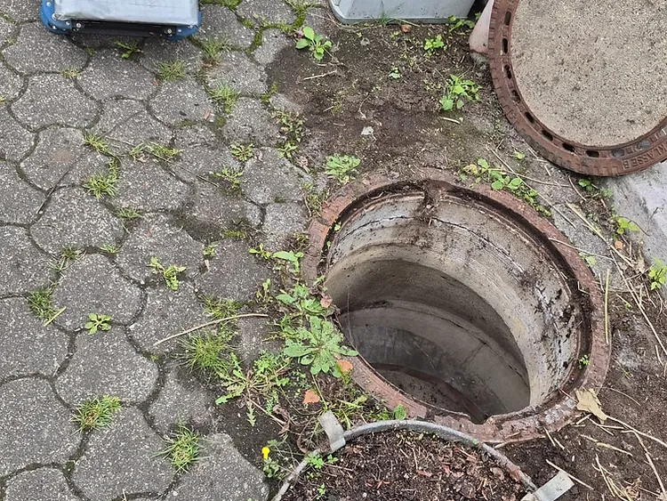 Rohrkamera-Inspektion am Kanalschacht – echte Einsatzaufnahme