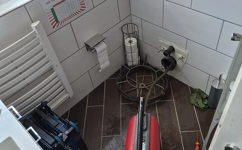 Arbeitsfoto: Hochdruckspülung eines Abwasserleitungsabschnitts