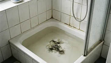 In der Dusche steht das Wasser?