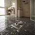 In der Dusche steht das Wasser?