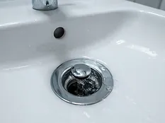 Waschbecken in Bonner Altbau – nach der Reinigung