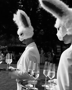 Servicio de champagne con performers de blanco