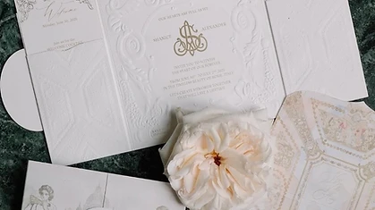 Papelería de invitación con dorados y acuarela