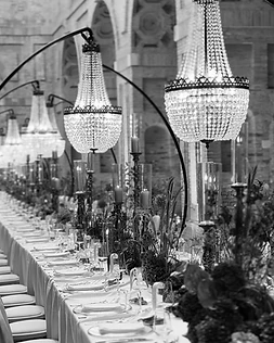 Mesa de banquete con candelabros de cristal y velas