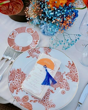 Mesa de banquete puesta con velas, flores y candelabros