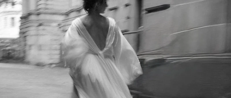 Novia caminando hacia la fachada del palacio