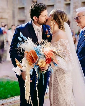 Pareja abrazándose en un momento íntimo de su boda