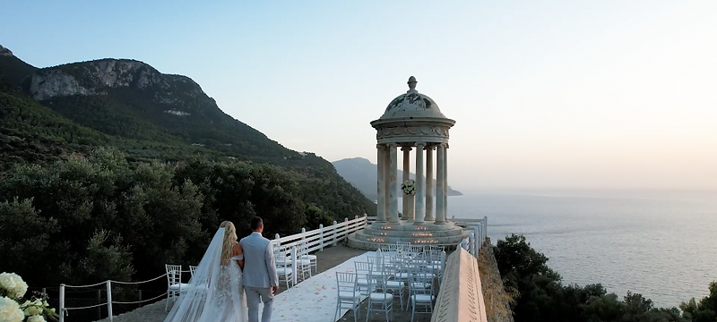 Ceremonia de boda al atardecer junto al mar, organizada por Maison Blanco