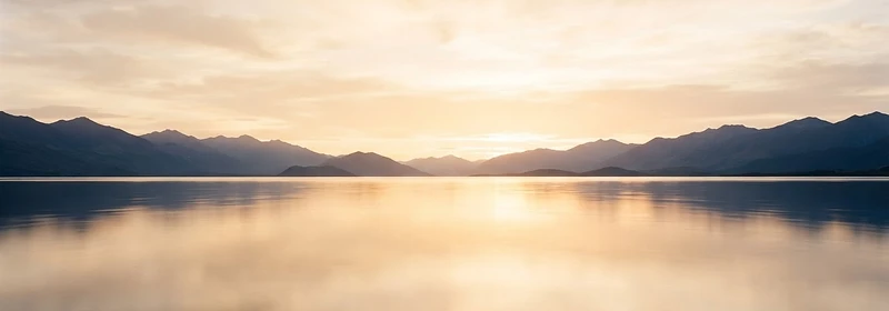 Água calma refletindo o céu dourado ao entardecer