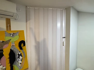דלת קרם בחלל מגורים
