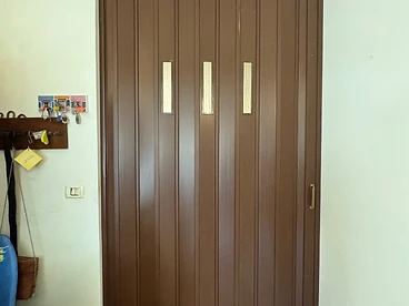 דלת חום שוקולד עם פתחי עץ