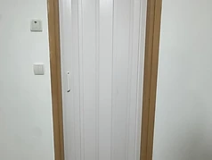 דלת אקורדיון בגוון לבן עץ