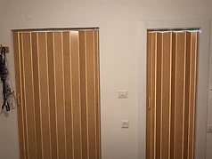 דלת אקורדיון בגוון עץ בהיר