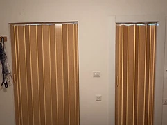 דלת אקורדיון בגוון עץ בהיר — התקנה של Accord Pro