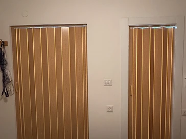 דלת אלון בהיר עם פסי תאורה