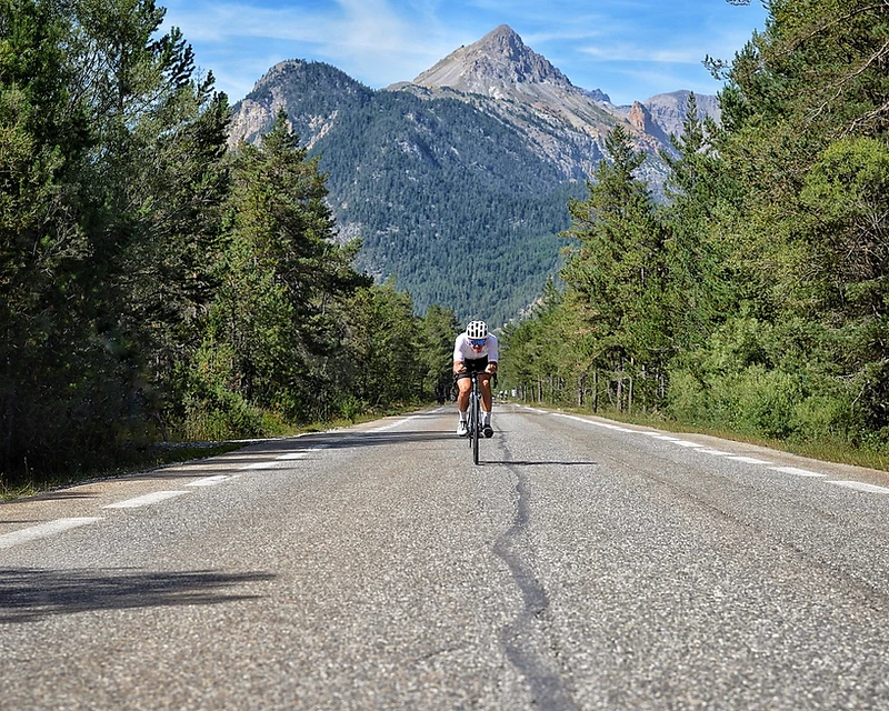 Ciclista su strada alpine