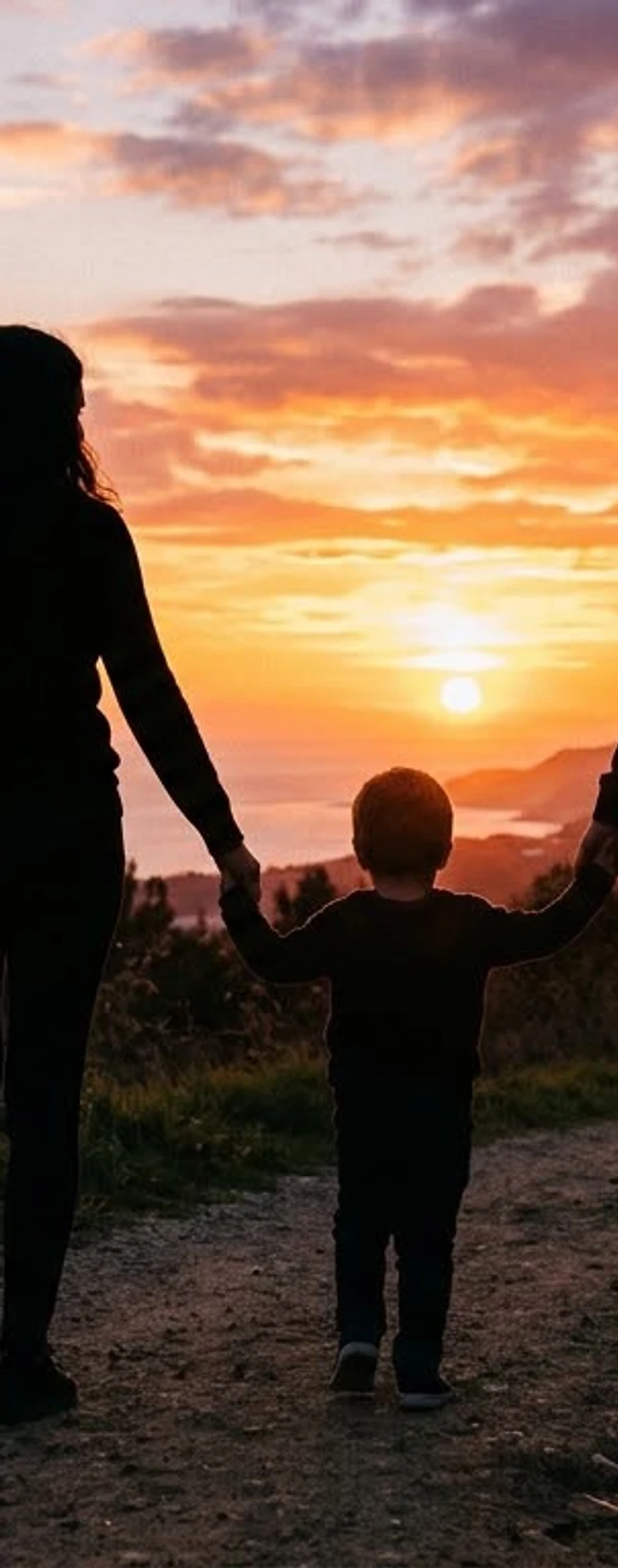 Famiglia a piedi al tramonto con una bicicletta
