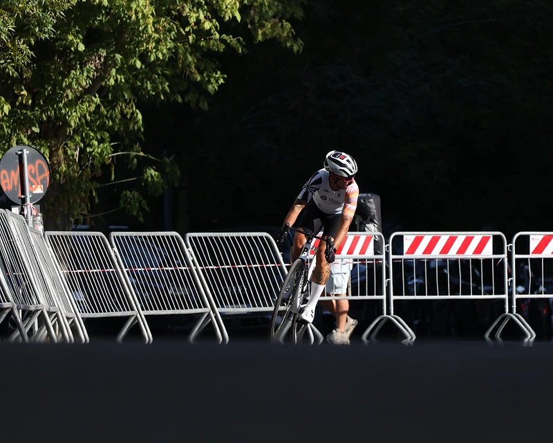 Ciclista in gara tra le transenne