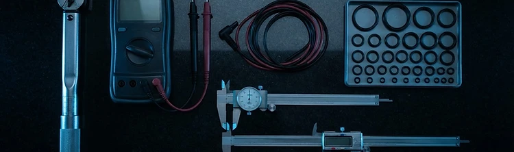 Zestaw narzędzi diagnostycznych na ciemnym blacie