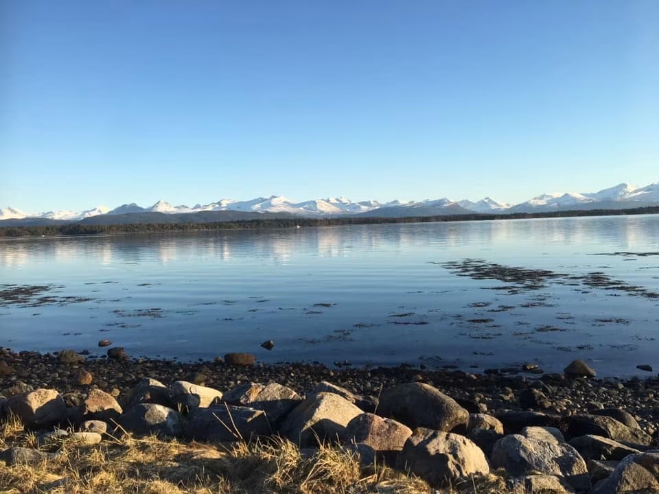 Kystlandskap med snøkledde fjell