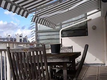 Store banne gris et blanc — terrasse