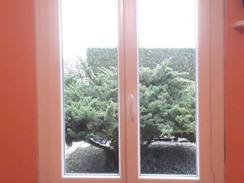 Fenêtre PVC blanche — vue intérieure