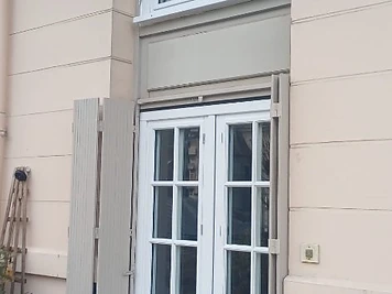 Porte-fenêtre blanche — façade crème