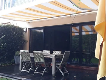 Store banne rayé jaune — terrasse