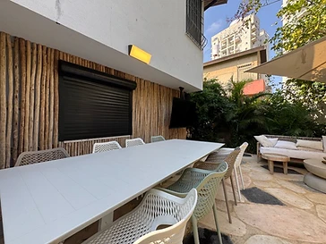 פינת אוכל חוץ מטופחת בגינה מתוחזקת באשדוד