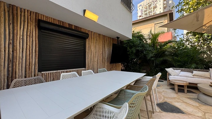 פינת אוכל חוץ מטופחת בגינה מתוחזקת באשדוד