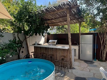 גינה מעוצבת עם דשא ופרגולה - בחירה בין דשא טבעי לסינטטי