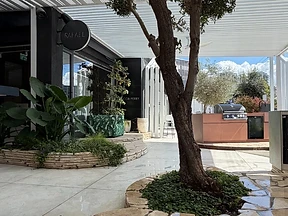 גינה מטופחת עם עץ, אדניות אבן ופרגולה - עבודת גנן קבוע