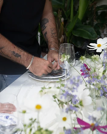 Table setting with cosmos and blue-and-white china