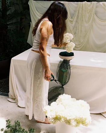 Wide shot of oversized white hydrangea column at sweetheart table