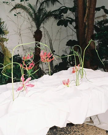 Wide shot of gloriosa lily table installation