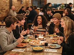 Nastolatkowie świętujący urodziny w restauracji