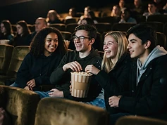 Grupa nastolatków oglądająca film w kinie