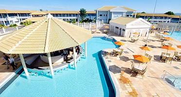 Piscina com bar molhado