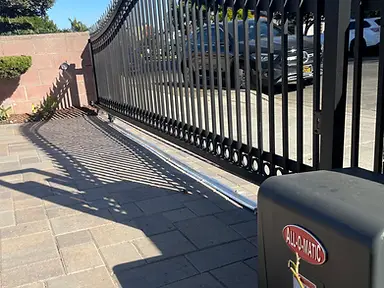 Horizontal board wood fence with metal post — fence and gate installation by Fency Builders in Playa Vista, Los Angeles.