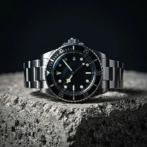 Dive watch with unidirectional bezel and 300m water resistance