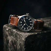 Pilot watch with high-contrast dial and oversized crown