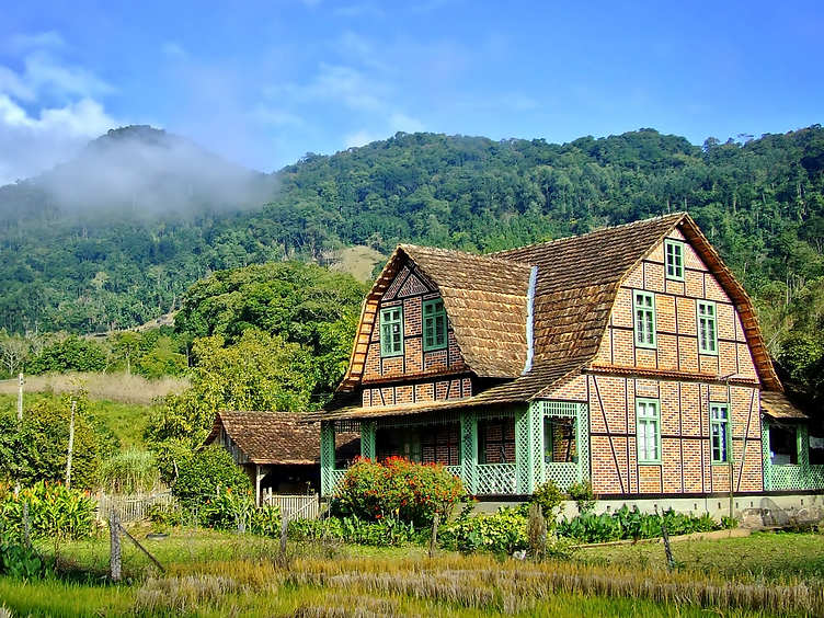 Casa enxaimel típica da arquitetura do Vale Europeu, entre Indaial e Rodeio