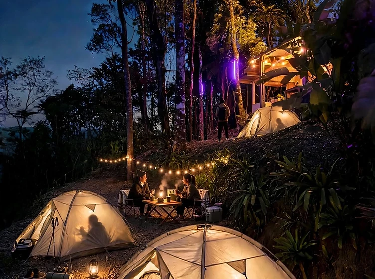 Acampamento à noite com barracas iluminadas por lanternas