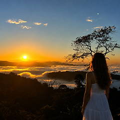 Nascer do sol sobre o mar de nuvens no Parque Floresta Alta